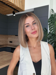 A women wearing a sleek, straight blonde Beyoncé wig