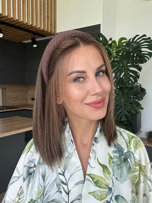 A short high quality wig styled with a hairband