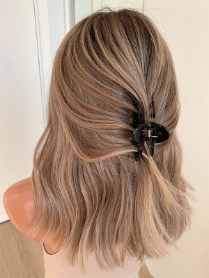 How quality wigs can be styled with a hair clip