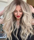 Blonde wig with bangs in color "KHLOE KARDASHIAN" (long)