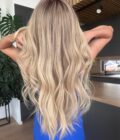 blonde wig KHLOE KARDASHIAN long 1