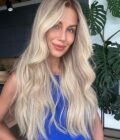 blonde wig KHLOE KARDASHIAN long 12