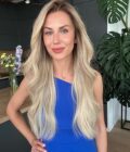 blonde wig KHLOE KARDASHIAN long 7
